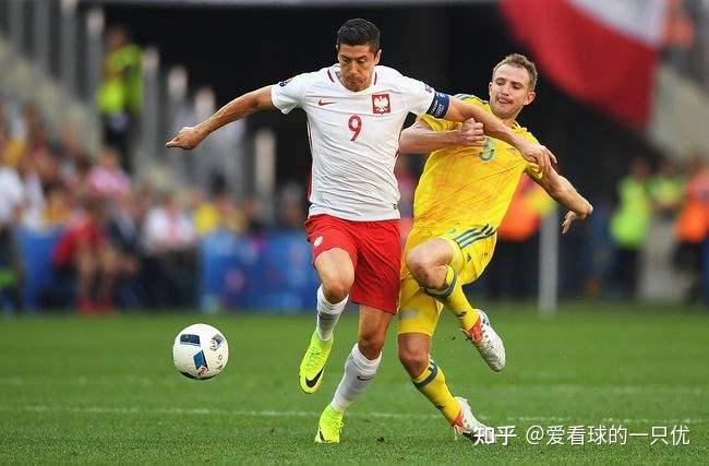 波兰足球队摘得亚军，斩获殊荣