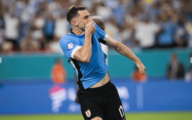 足球赛场上，乌拉圭队阻击对手，获胜