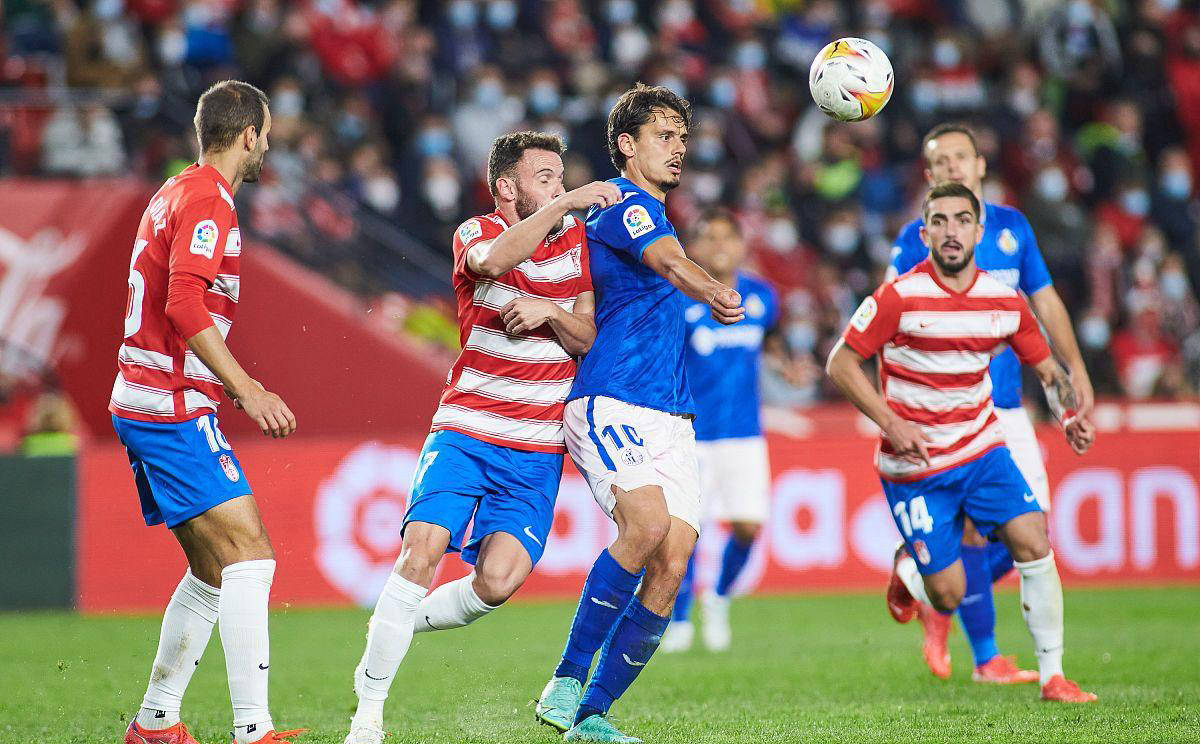 包含摩纳哥客场大胜，稳固领先位置的词条