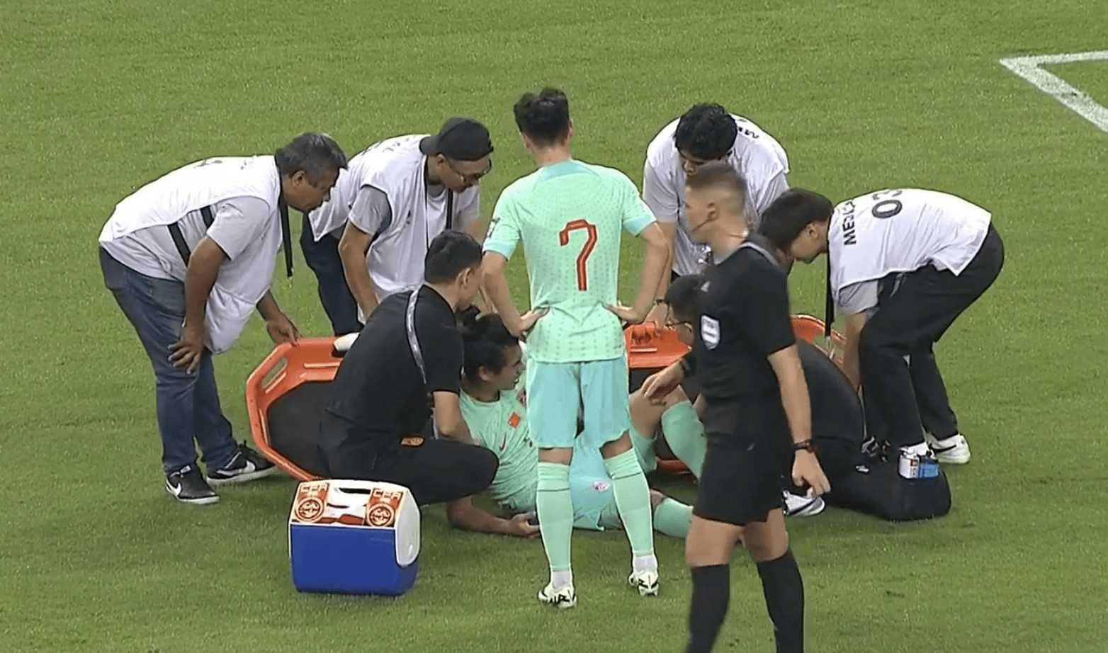 国内足球比赛上演精彩一幕