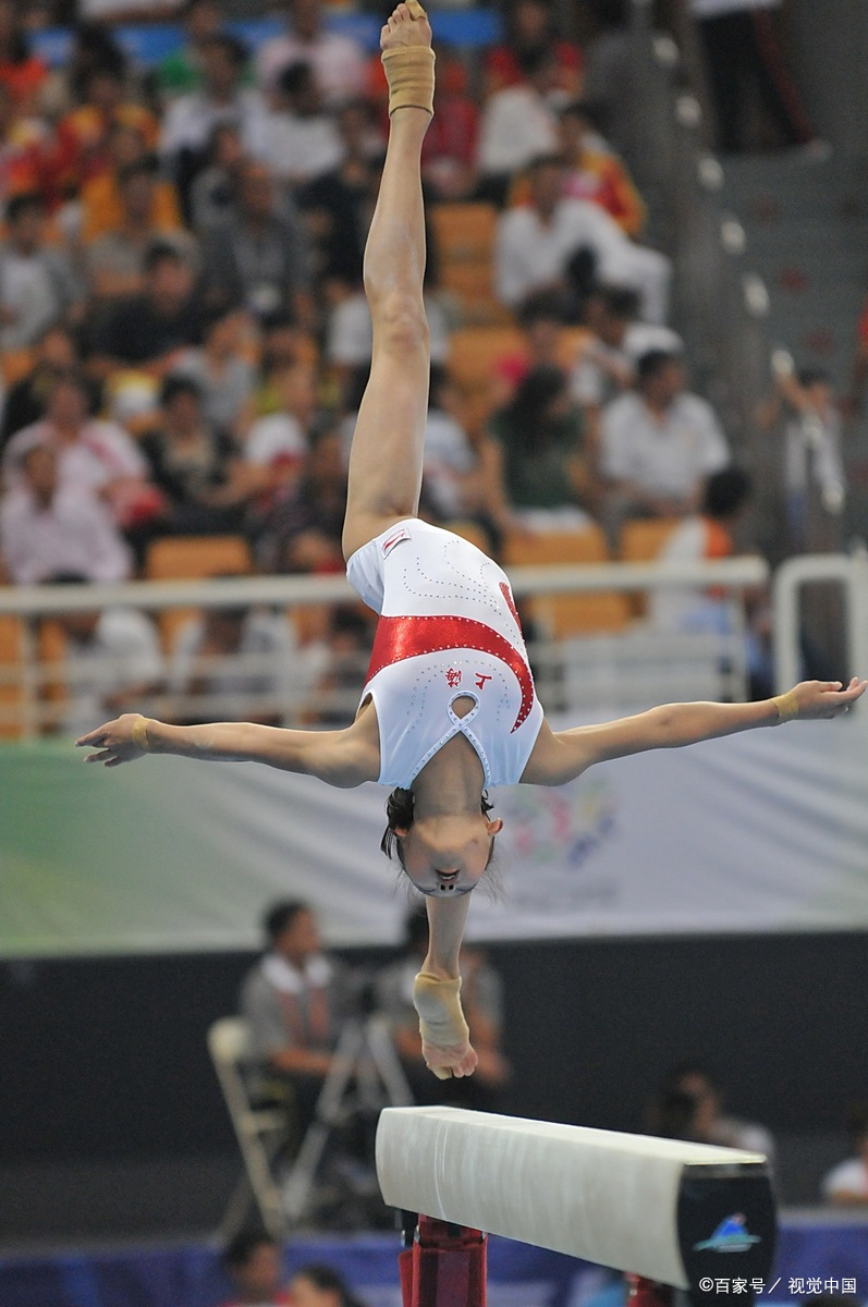 体操比赛惊险刺激选手默契配合