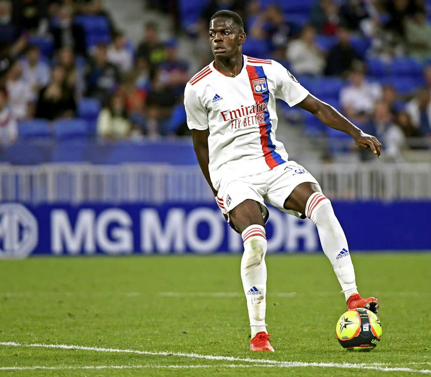 里昂后卫意外受伤，长期休战影响球队整体