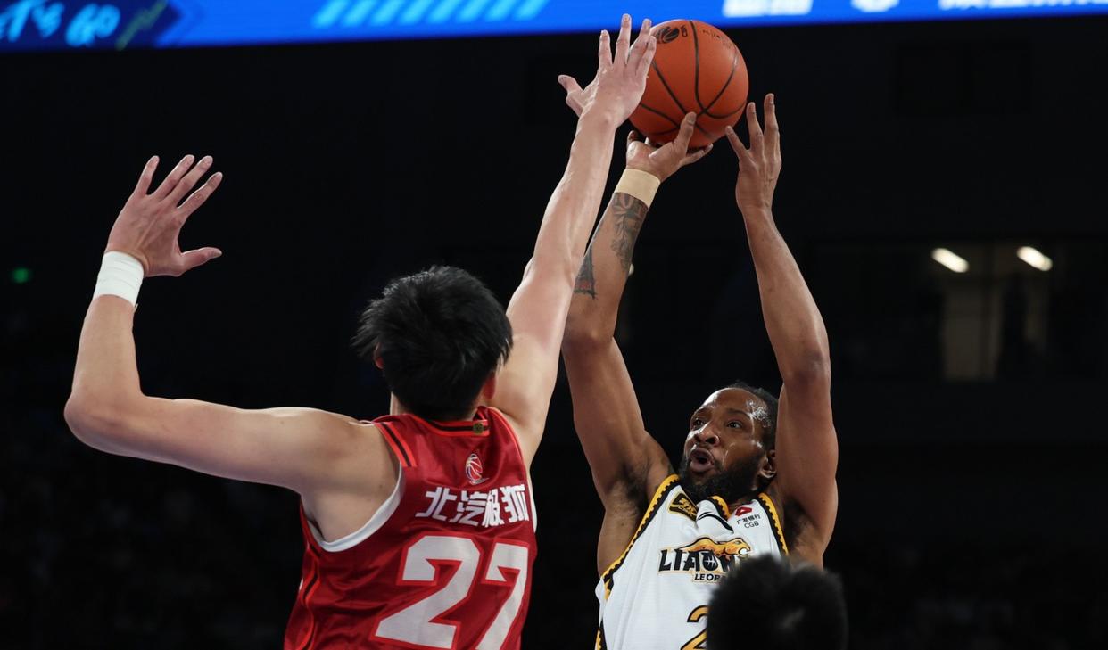 首钢队锋线表现强劲，摧毁对手