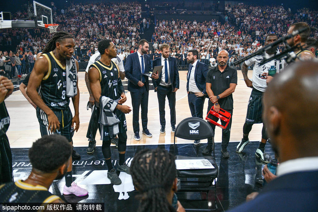 强劲表现!篮球联赛男子夺冠