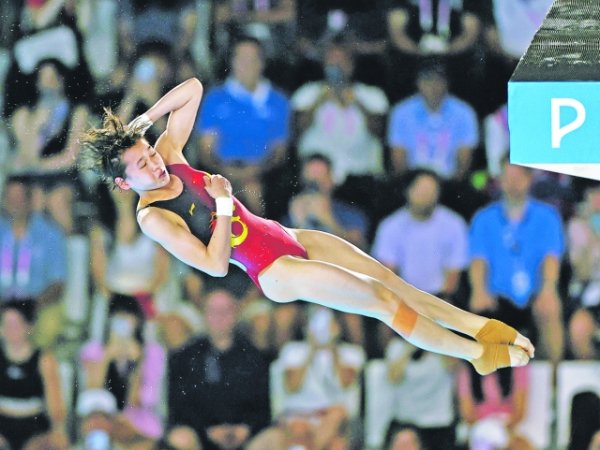 跳水决赛令人屏息，选手冷静应对