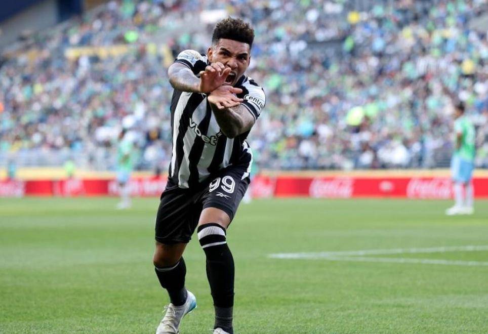 马竞后卫坚守阵地，不轻易让球被破