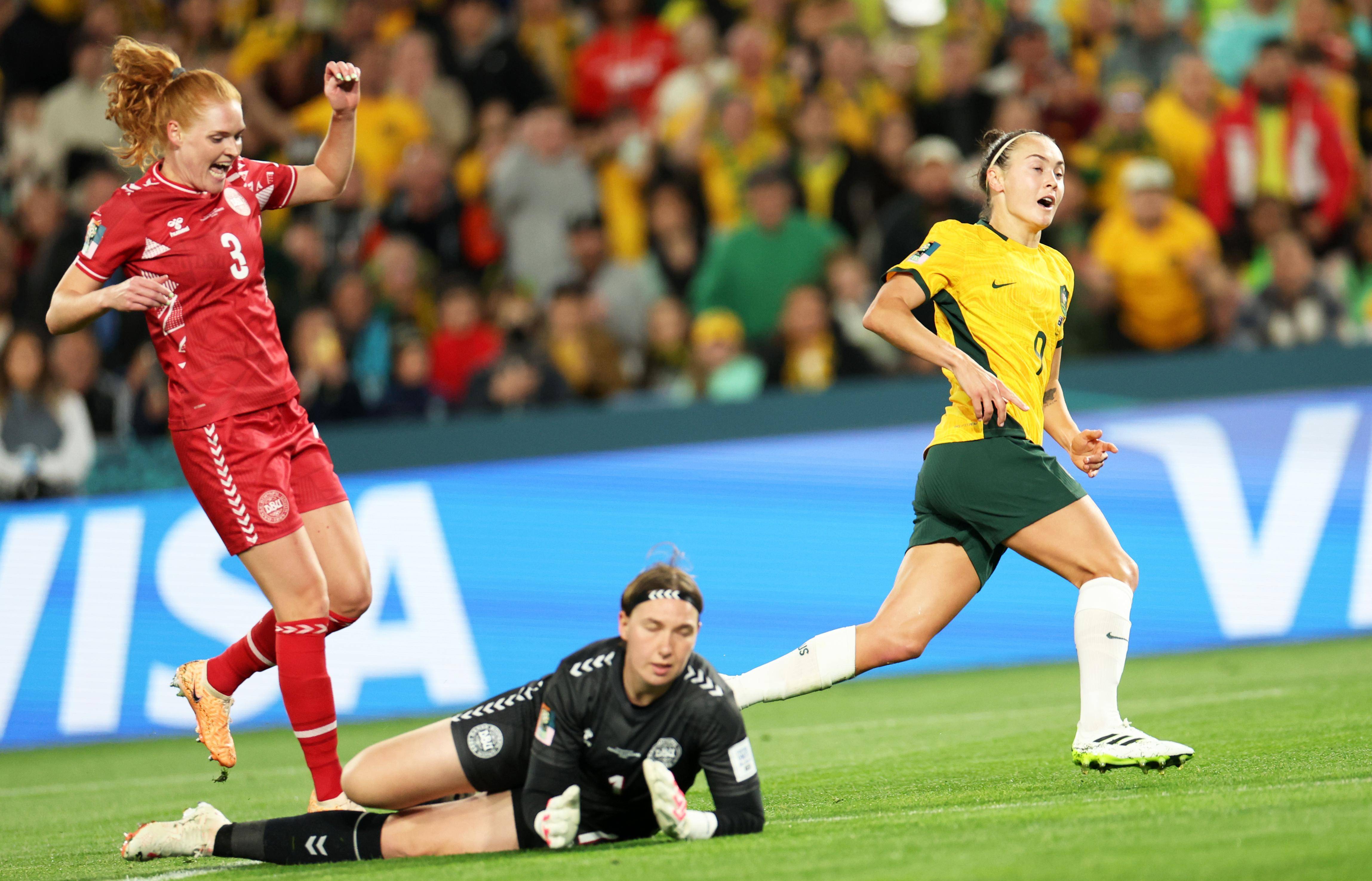 国际足球比赛，女运动员表现出色