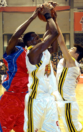 抢篮板突破助攻配合无间展现团队力量的简单介绍