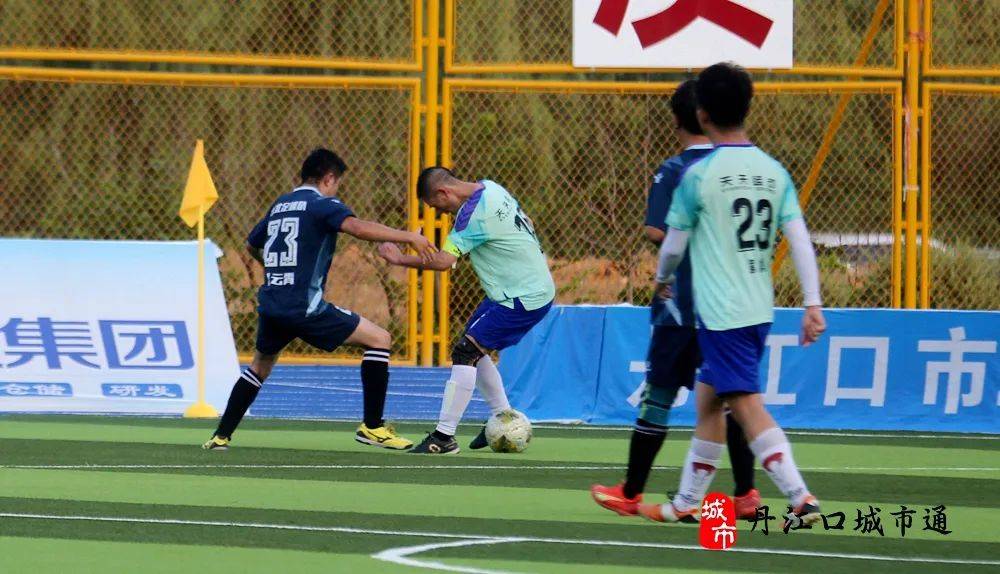 横冲直撞的比赛场面，掀起一场足球狂潮的简单介绍