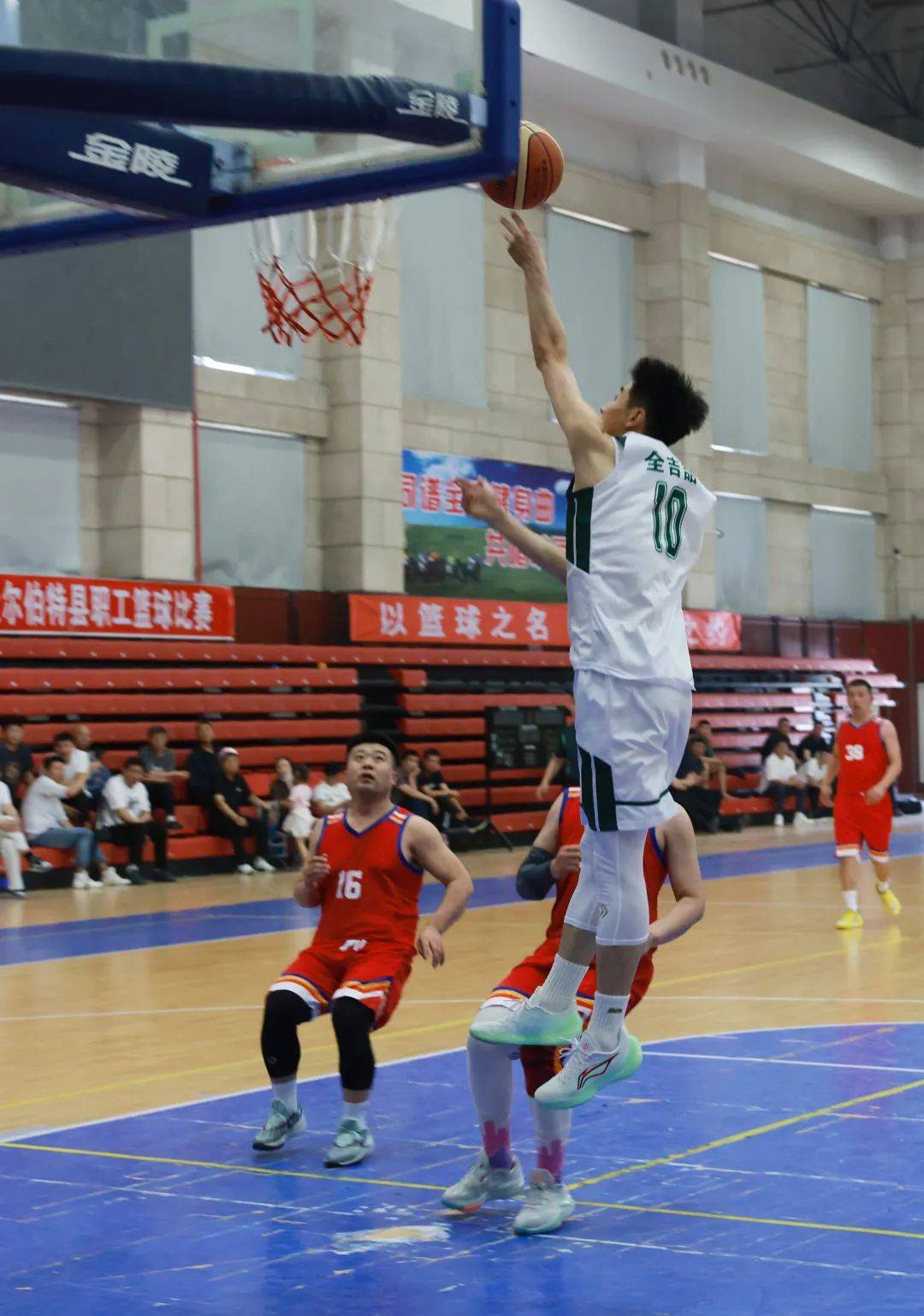 比赛场面扣人心弦，精湛技艺令人叹为观止