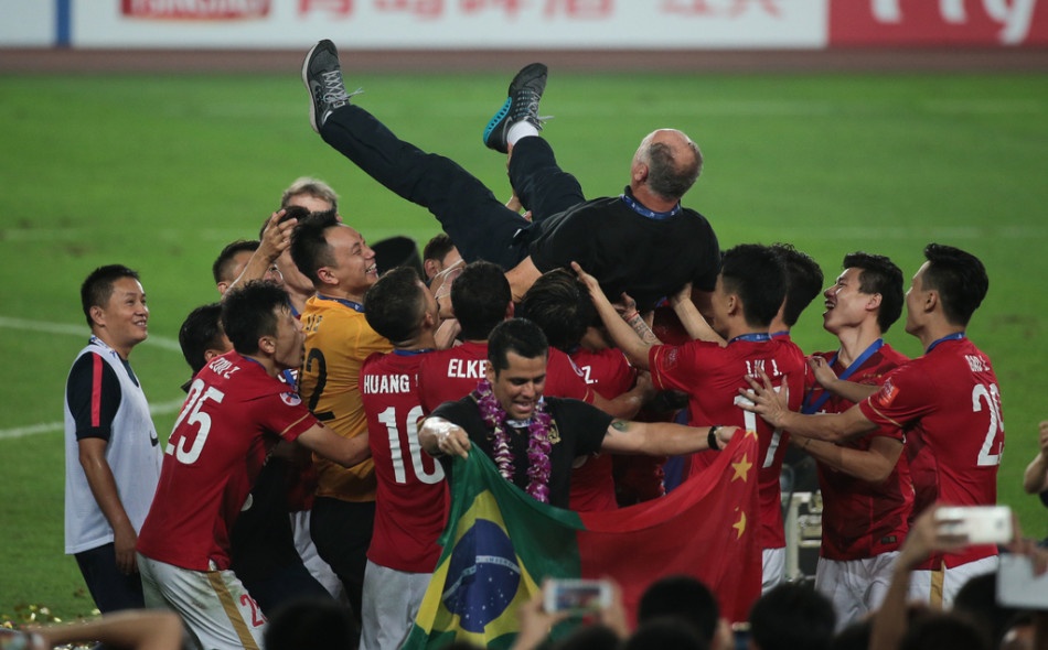 恒大主场轻取深圳，保持不败之路