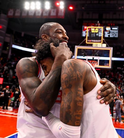 76人队主场晋级季后赛，球迷欢呼雀跃的简单介绍