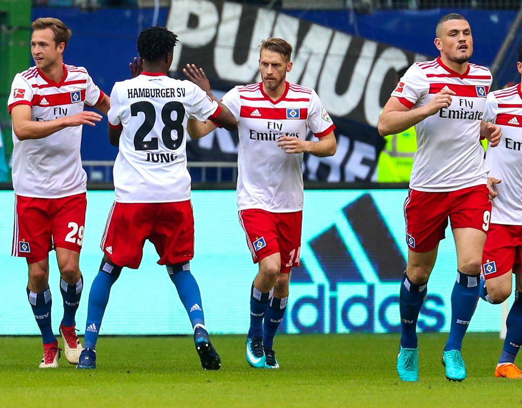 关于沃尔夫斯堡宣布续约主力中场，球队稳定阵容的信息